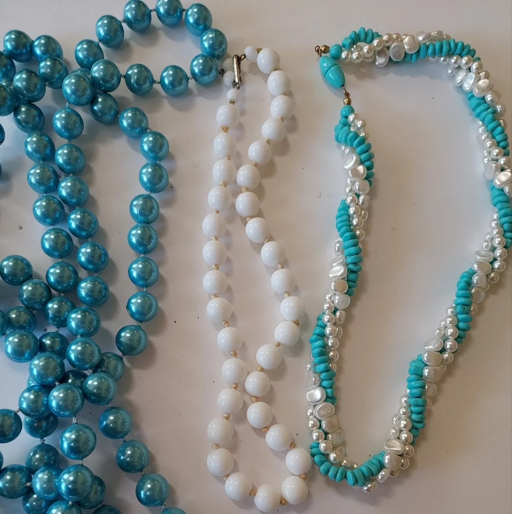 Lot of 4 Vintage Necklaces- Blues & Whites - Picture 3 of 3
